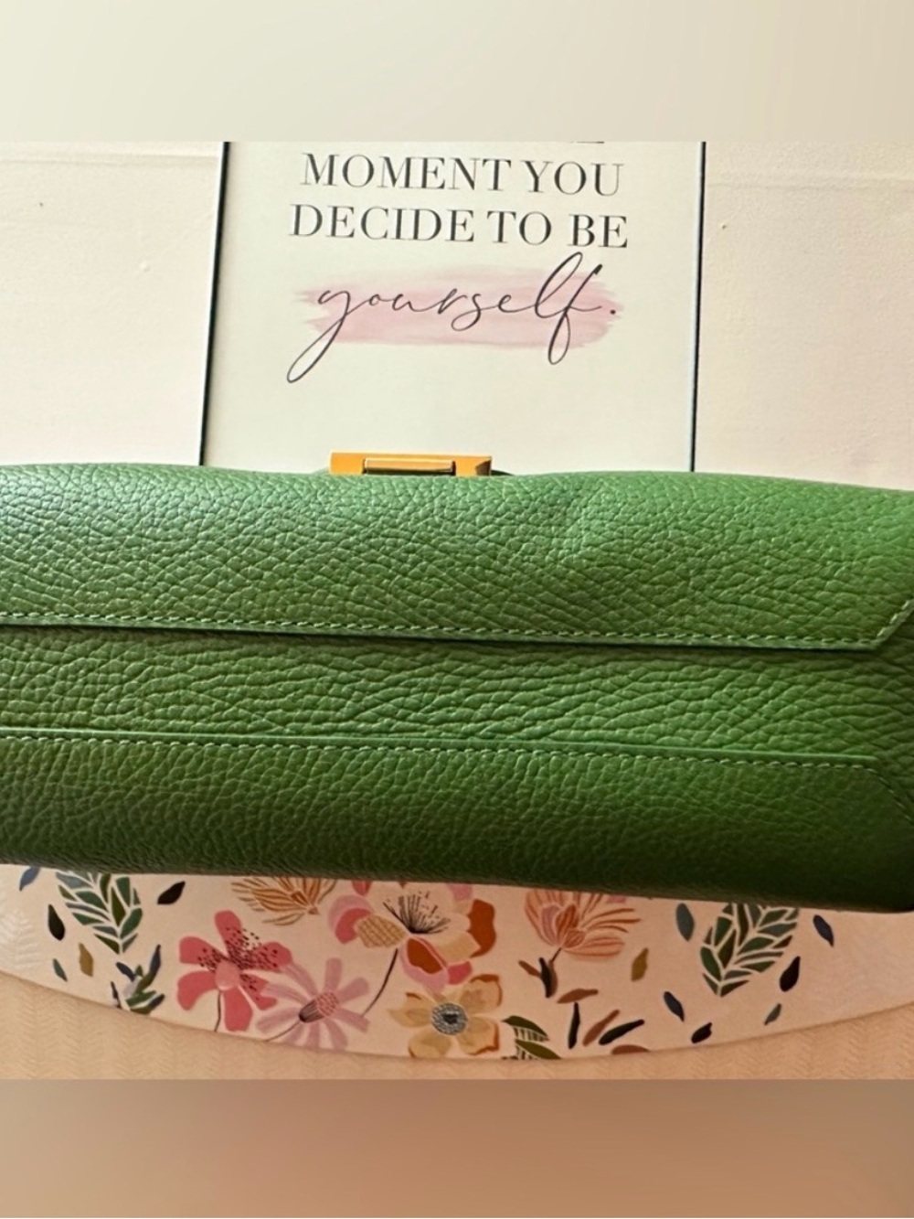 Authentic Versace Green Leather Shoulder Bag with Iconic Gold Medusa Emblem - Picture 5 of 10